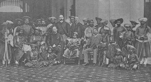 El joven maharajá de Gwalior con su tutor Sir Lepel Griffin y la corte, c.1886 de English Photographer